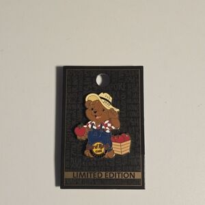 Hard Rock Cafe Seattle 2020 Apple Orchard Bear pin (Limited Edition) *Ext.Rare*